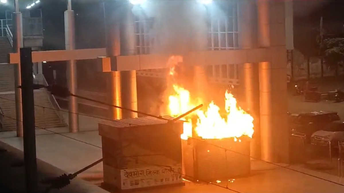 रायपुर रेलवे स्टेशन पर लगी भीषण आग, दो स्टॉल जलकर राख