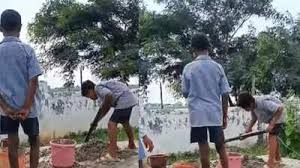  जांजगीर चांपा में स्कूली छात्रों से हेडमास्टर ने बनवाया सीमेंट बालू का मसाला,जानें पूरा मामला 