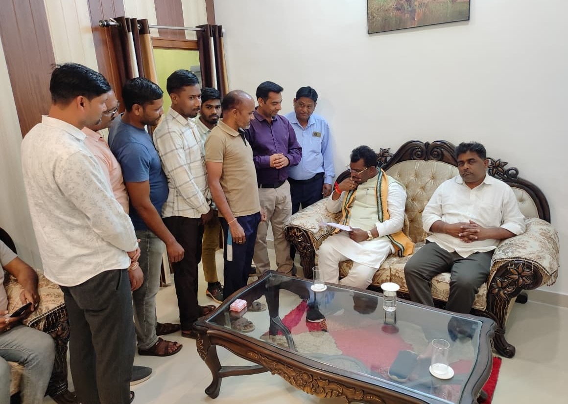 पीडब्ल्यूडी के दैनिक श्रमिकों ने विधायक रोहित साहू को सौंपा ज्ञापन, नियमितीकरण व भविष्य निधि कटौती का मुद्दा उठाने की मांग