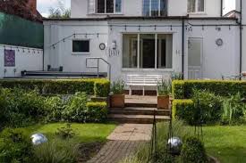 एक होटल ऐसा भी जहां कपड़े पहनने पर भरना पड़ता है जुर्माना!