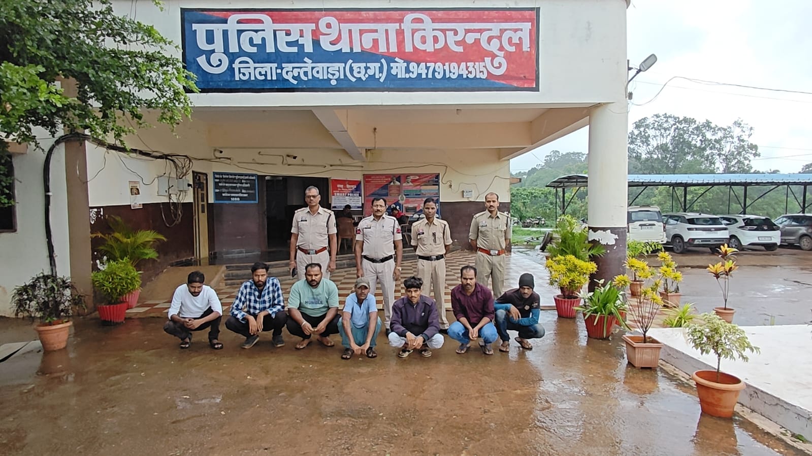 बंद मकान में चल रहा था जुए का फड़! किरंदुल पुलिस की रेड में 8 जुआरी गिरफ्तार, ₹11,400 नगद और ताश के पत्ते जब्त