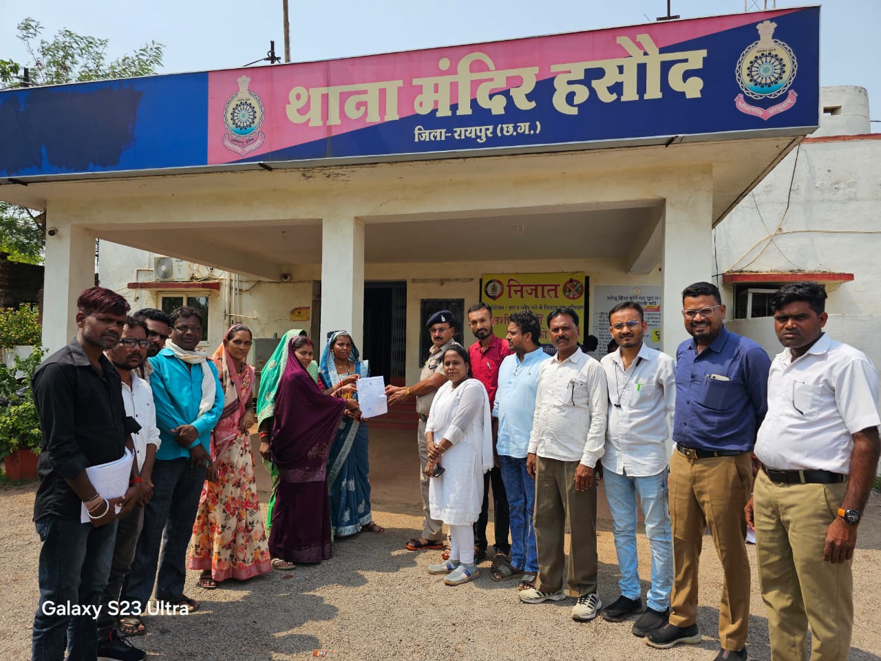 अवैध शराब बिक्री व‌ अतिक्रमण से त्रस्त संकरी के ग्रामीणों ने थाना प्रभारी व‌ तहसीलदार को सौंपा ज्ञापन 