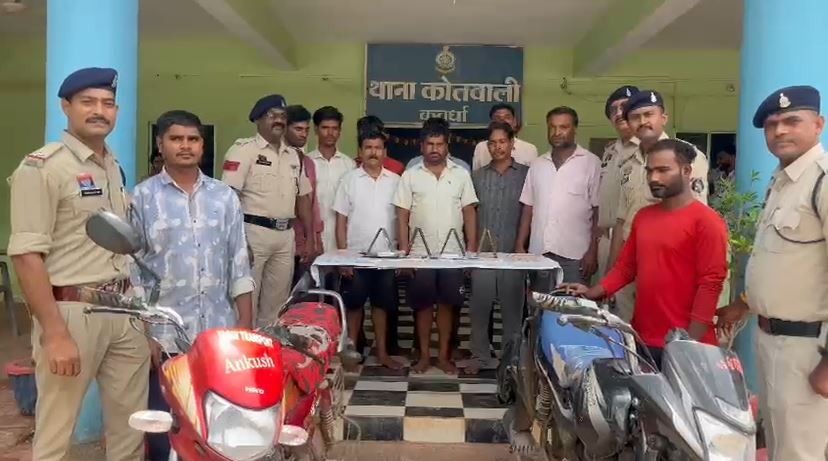 कवर्धा के फार्महाउस में जुआ खेलते 11 लोग गिरफ्तार, नकदी, मोबाइल और बाइक समेत ₹1.50 लाख की जब्ती
