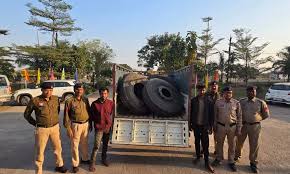 ट्रक से उड़ाए टायर, 80 हजार का माल बरामद, दो शातिर गिरफ्तार