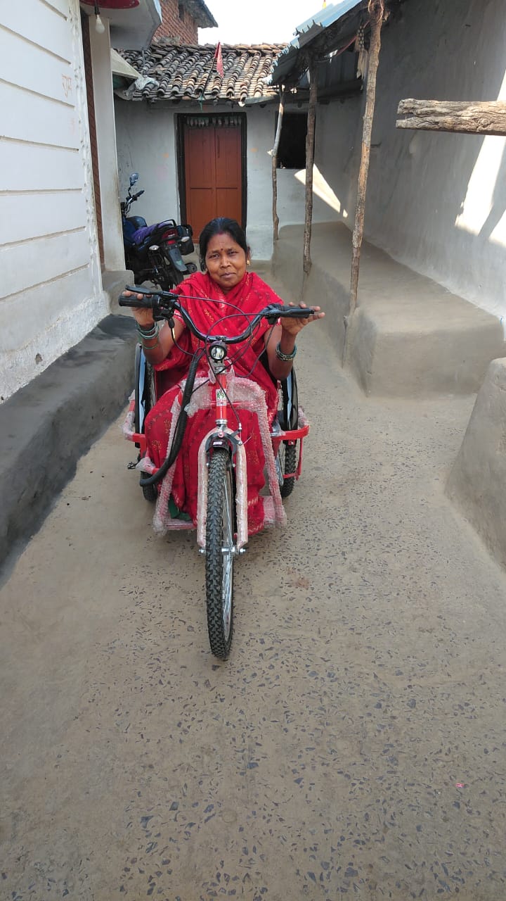 समाजसेवी मनोज पटेल की संवेदनशील पहल से दिव्यांग महिला को मिली आत्मनिर्भरता की नई राह