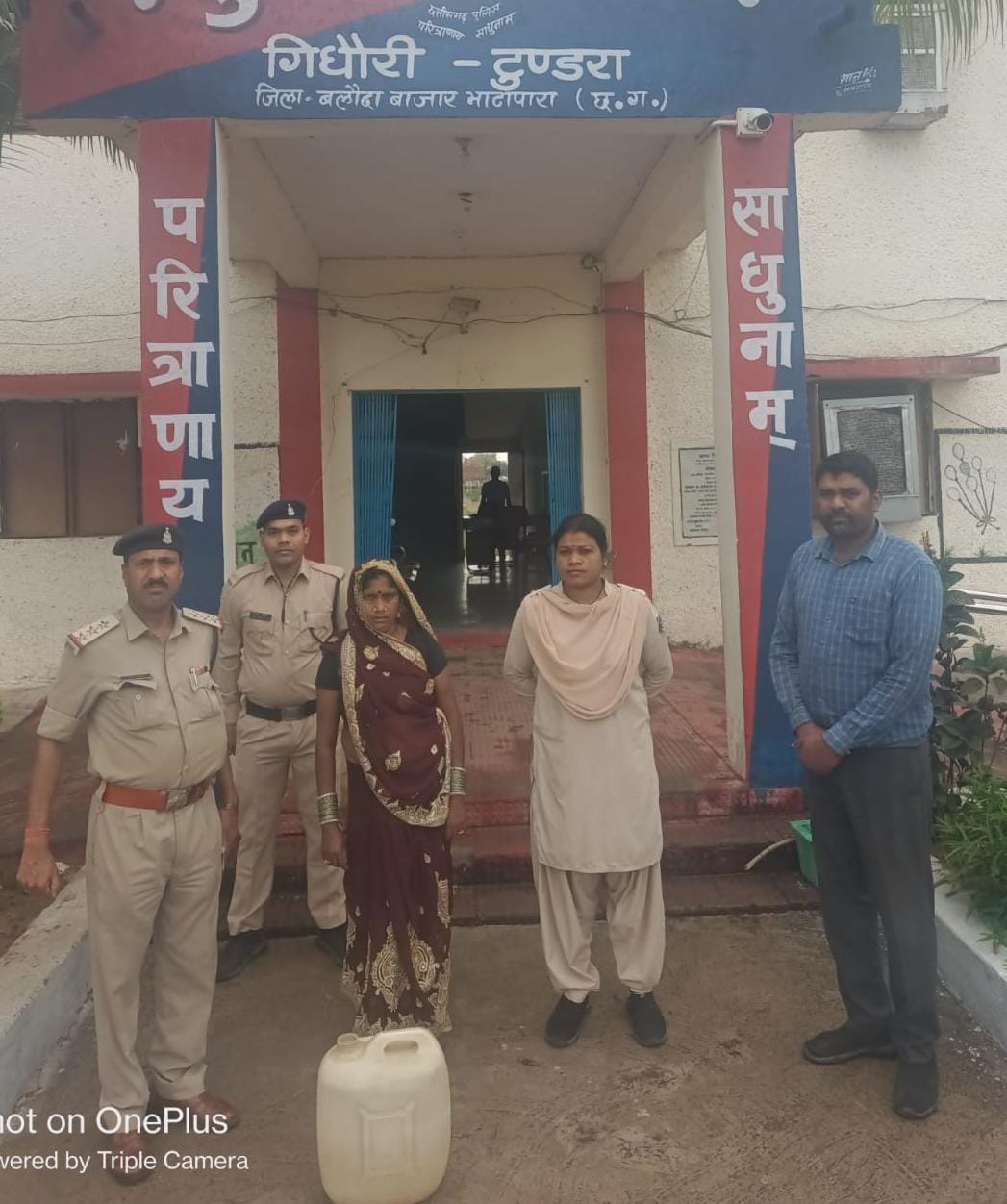 केसी दास थाना  प्रभारी गिधौरी एक्शन मूड में  पुलिस द्वारा अवैध महुआ शराब बनाने में कुख्यात भैंसामुडा डेरा टुण्डरा में मारा गया छापा