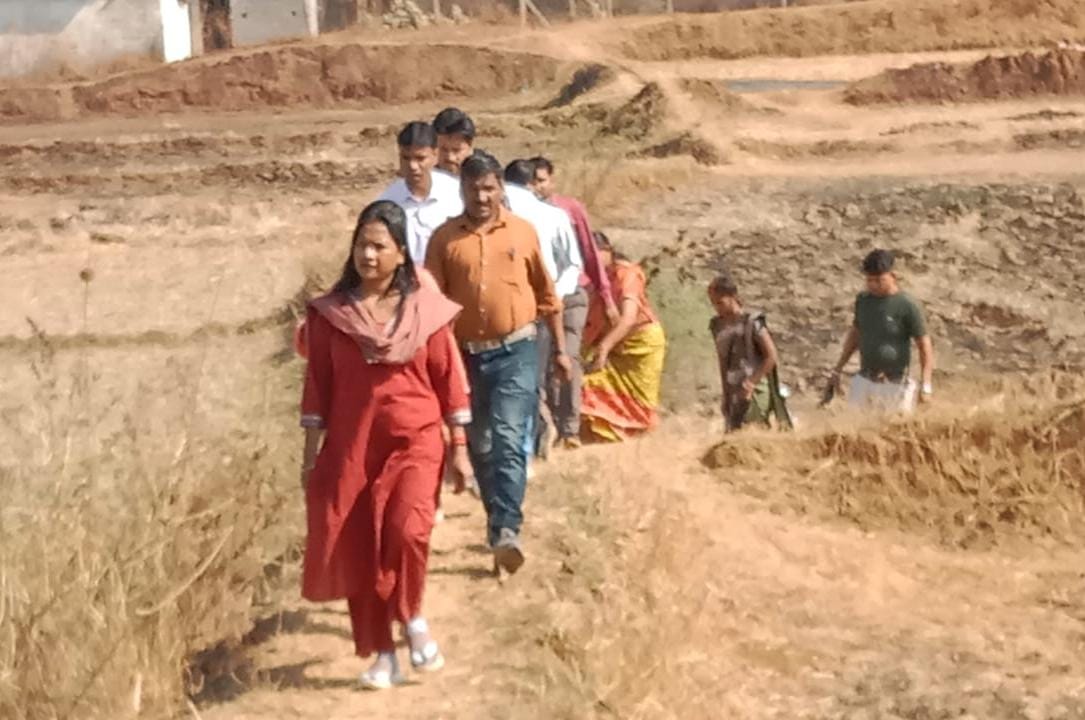 जिला सीईओ ने ग्राम रेवे का किया निरीक्षण, जल संरक्षण हेतु रिचार्ज पिट निर्माण की अपील
