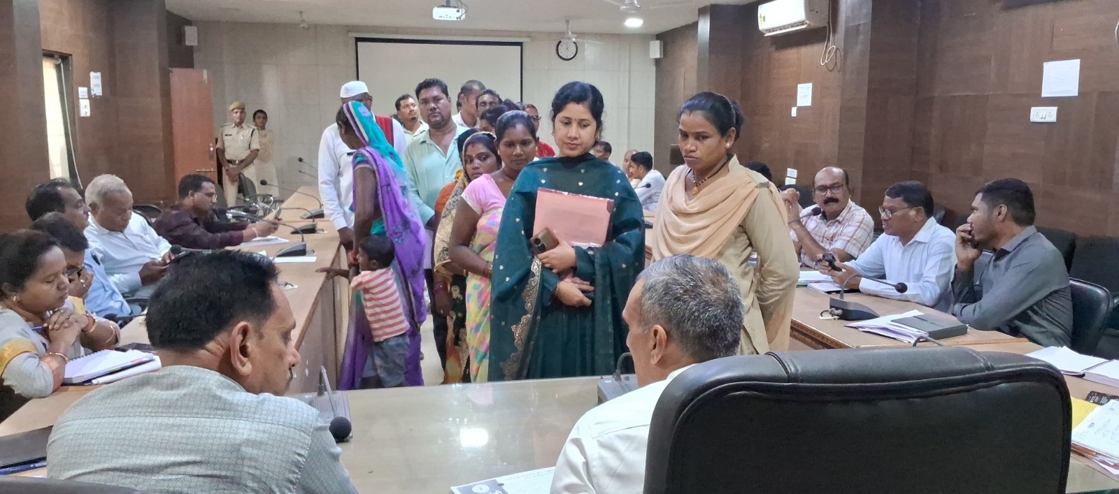 कलेक्टर ने सुनी जनदर्शन में लोगों की समस्याएं, 19 आवेदन प्राप्त हुए