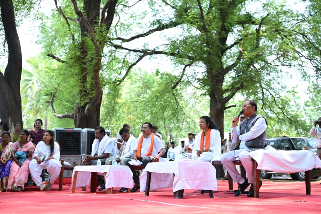 सुशासन तिहार में मुख्यमंत्री पहुंचे बीजापुर के सुदूर गांव कोण्डापल्ली, जनचौपाल में सुनीं ग्रामीणों की समस्याएं