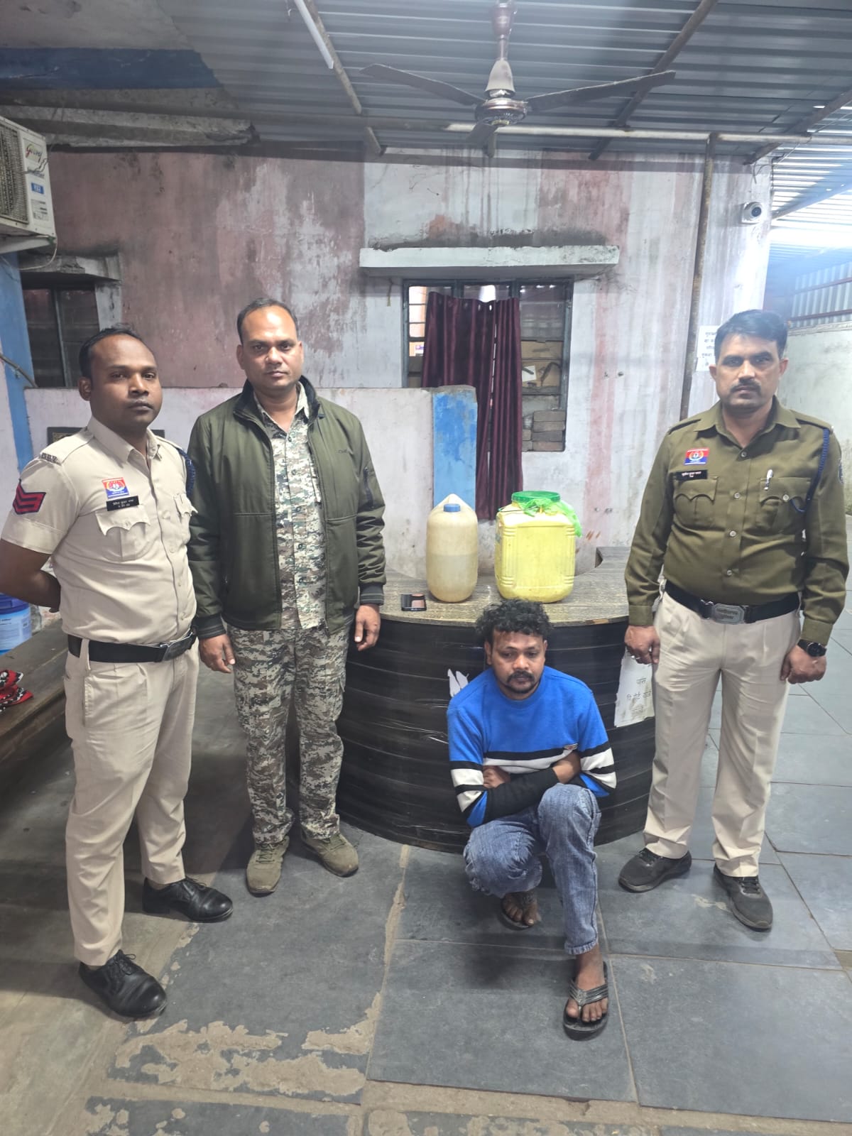 जूटमिल पुलिस की अवैध शराब पर कार्रवाई जारी, 15 लीटर महुआ शराब के साथ आरोपी गिरफ्तार