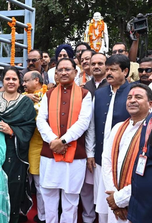 मुख्यमंत्री साय ने राष्ट्रपिता महात्मा गांधी और पूर्व प्रधानमंत्री लाल बहादुर शास्त्री की प्रतिमा पर किया माल्यार्पण