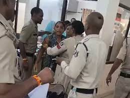 बिलासपुर सिविल लाइन थाने में महिला ने की आत्मदाह की कोशिश,आरोपी पति को बचाने हाई-वोल्टेज ड्रामा