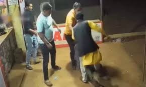 दुकान लगाने के विवाद को लेकर 2 BJP नेताओं के बीच जमकर मारपीट,वीडियो वायरल