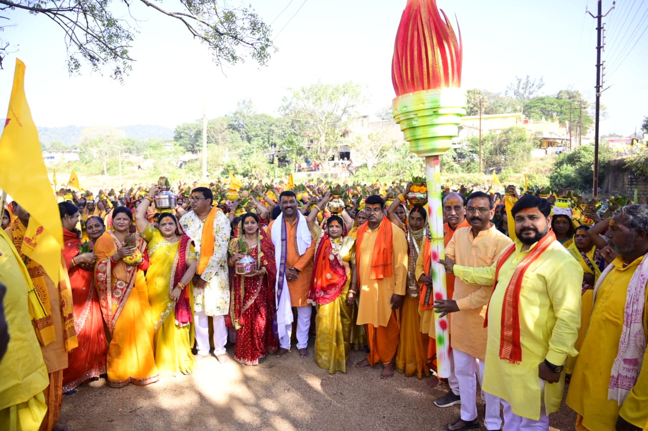 बगीचा में 108 कुंडीय गायत्री महायज्ञ का शुभारंभ, 2100 कलशों की निकली दिव्य शोभायात्रा

