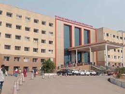 रायगढ़ मेडिकल काॅलेज के सुरक्षागार्डों की दादागिरी,हॉस्पिटल में गुटखा ले जाने पर मारपीट  