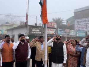 पालिका अध्यक्ष गफ्फु मेमन ने नगर के विभिन्न चौक चौराहों पर फहराया तिरंगा