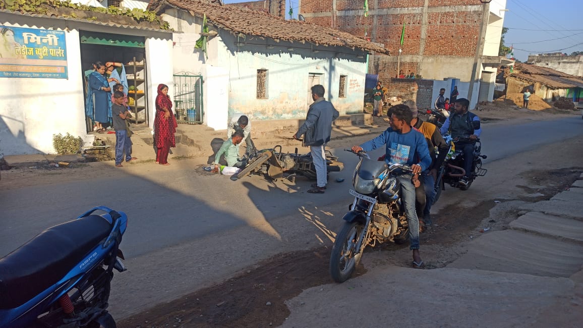 पुराने साल के आखरी दिन- नशे के हालात में बाइक सवार युवक ने सामने से आ रही बाईक को ठोंका 