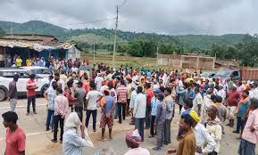 खाद की कमी को लेकर किसानों ने किया प्रदर्शन,सहकारी समिति का घेराव करने की दी चेतावनी  