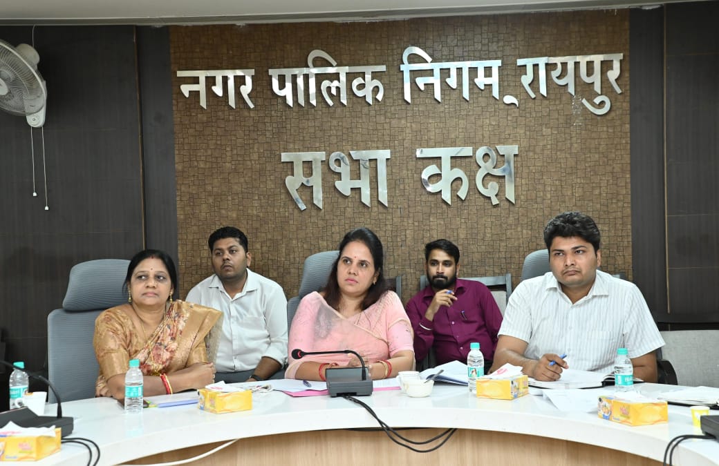 सफाई व्यवस्था की समीक्षा कर सभी बडे नालो की तले तक लद्दी निकालकर 30 मई तक सफाई पूर्ण करने के दिये निर्देश, महापौर मीनल चौबे