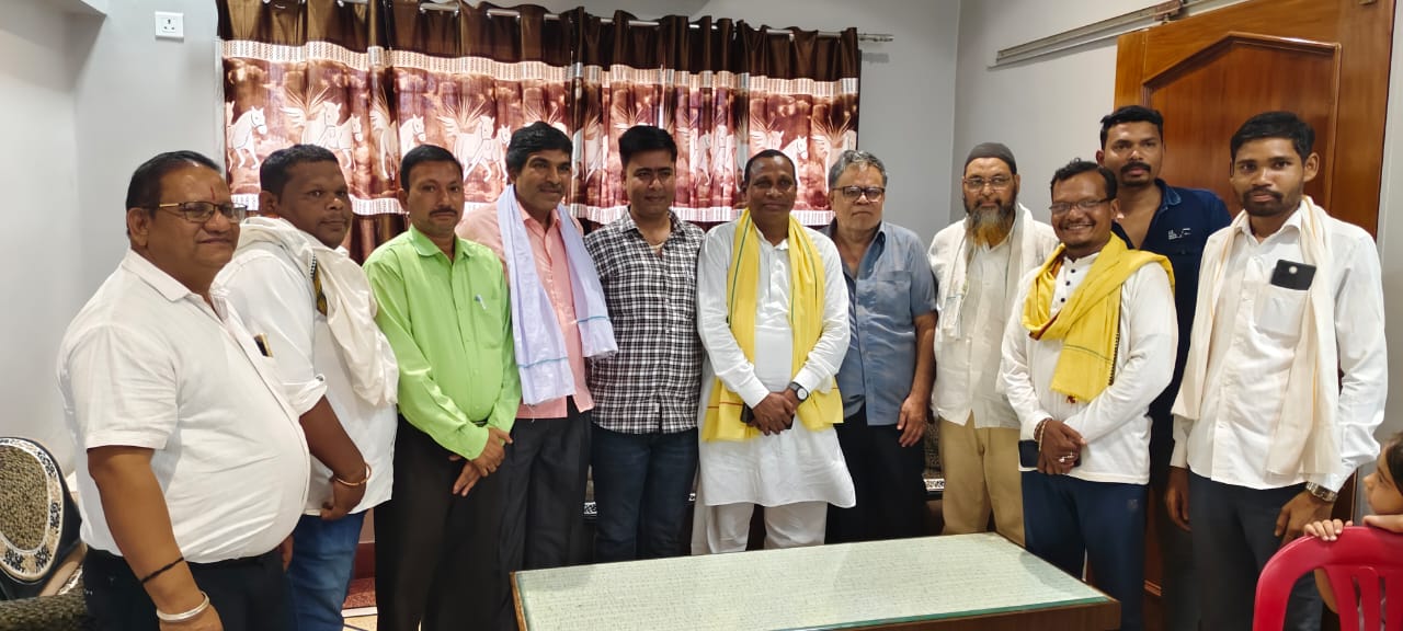 नगर के युवा व्यापारी रितेश सितलानी के जन्मदिन पर पहुंचे विधायक जनक ध्रुव