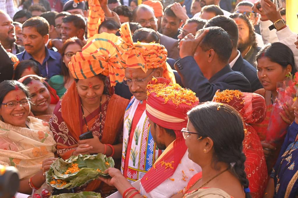 तातापानी महोत्सव में मुख्यमंत्री कन्या विवाह योजना में 400 जोड़े दाम्पत्य सूत्र में बंधे