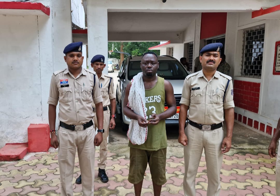 बगैर वीजा पासपोर्ट के अवैध रूप से जशपुर में घूम रहा नाइजीरियन  मूल का नागरिक आया पुलिस की गिरफ्त में