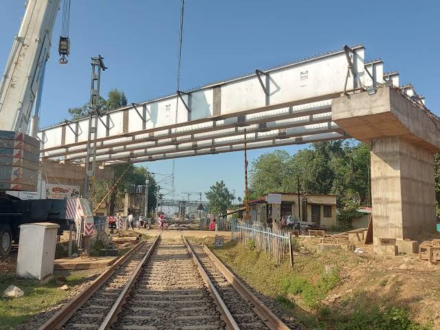 कचना रेलवे में ओवर ब्रिज निर्माण चालू लोगो को मिलेगी राहत..