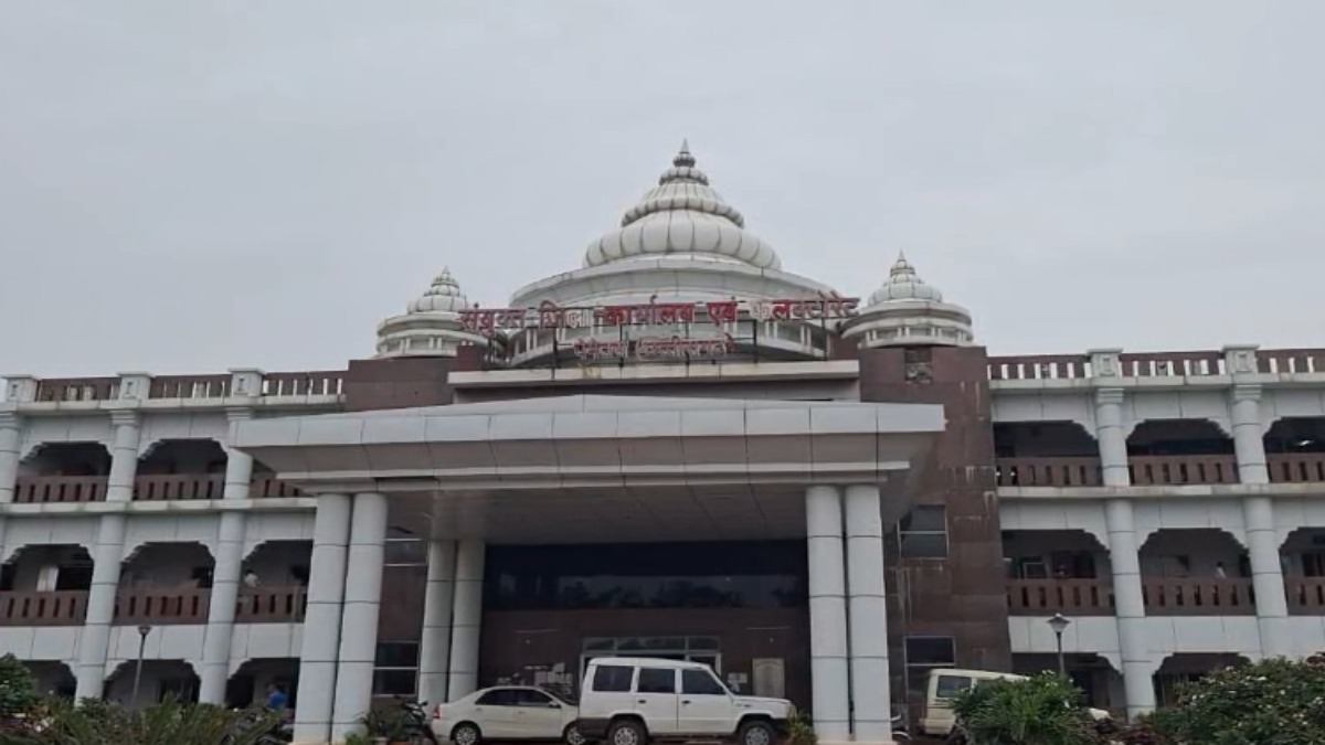 पैसा दो, तभी मिलेगा जमीन का हक! बेमेतरा में पटवारी पर 25 हजार रुपए वसूली का आरोप, ग्रामीण पहुंचे कलेक्टर के दरबार
