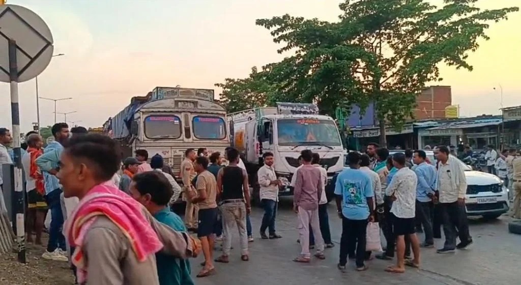 ट्रक हादसे में युवक की मौत से भड़के ग्रामीण, शव रखकर किया हाईवे जाम; 10 लाख मुआवजे पर खत्म हुआ आंदोलन