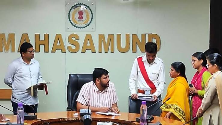 कलेक्टर मलिक ने सुनी आवेदकों की मांग एवं समस्याएं