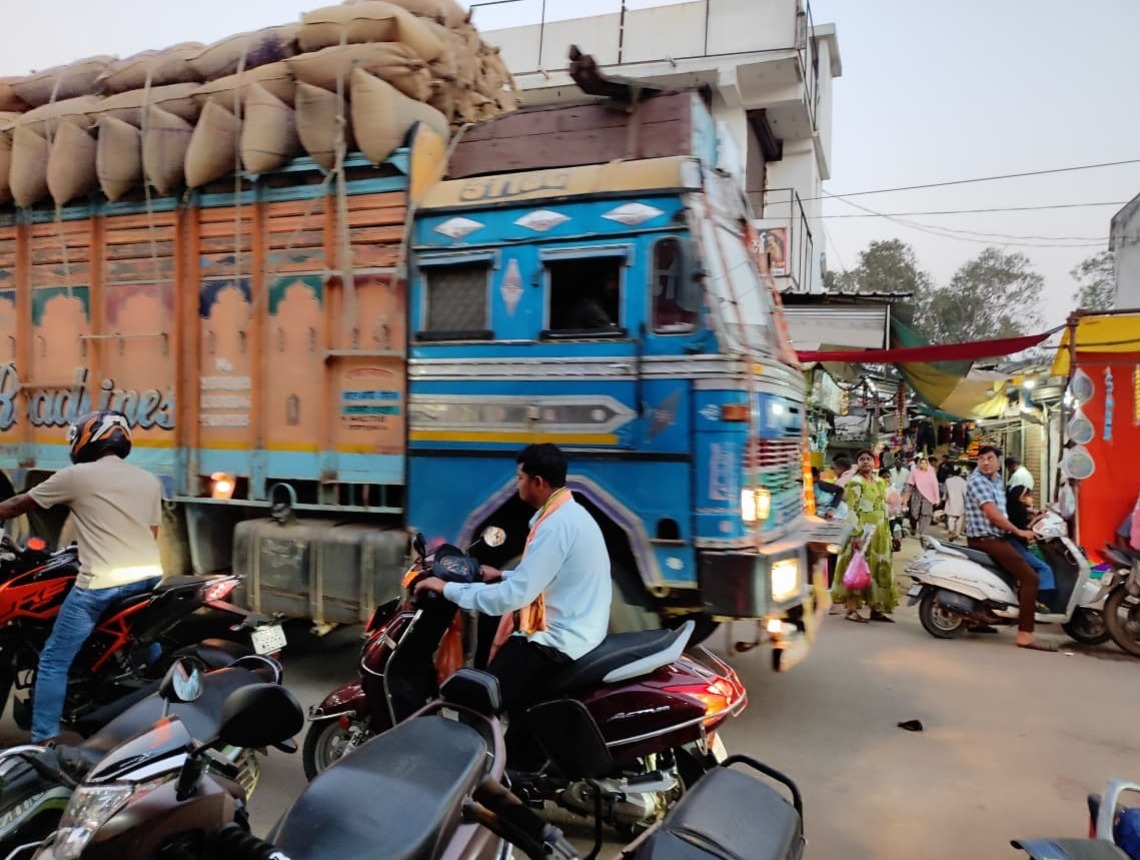 मेन मार्केट में भारी वाहनों की मनमानी पर अब लगेगी ब्रेक, प्रशासन ने कसी कमर
