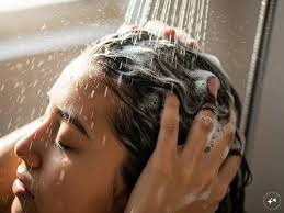 सही हेयर वॉश तकनीक से पाएं मजबूत और चमकदार बाल