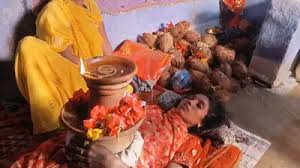 माँ अम्बे के प्रति अनोखी आस्था : महिला ने अपने पेट पर स्थापित किया ज्योति कलश