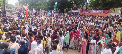 भारत बंद का असर, दुकान बंद और सड़कें रही सुनसान, निकाली आक्रोश रैली 