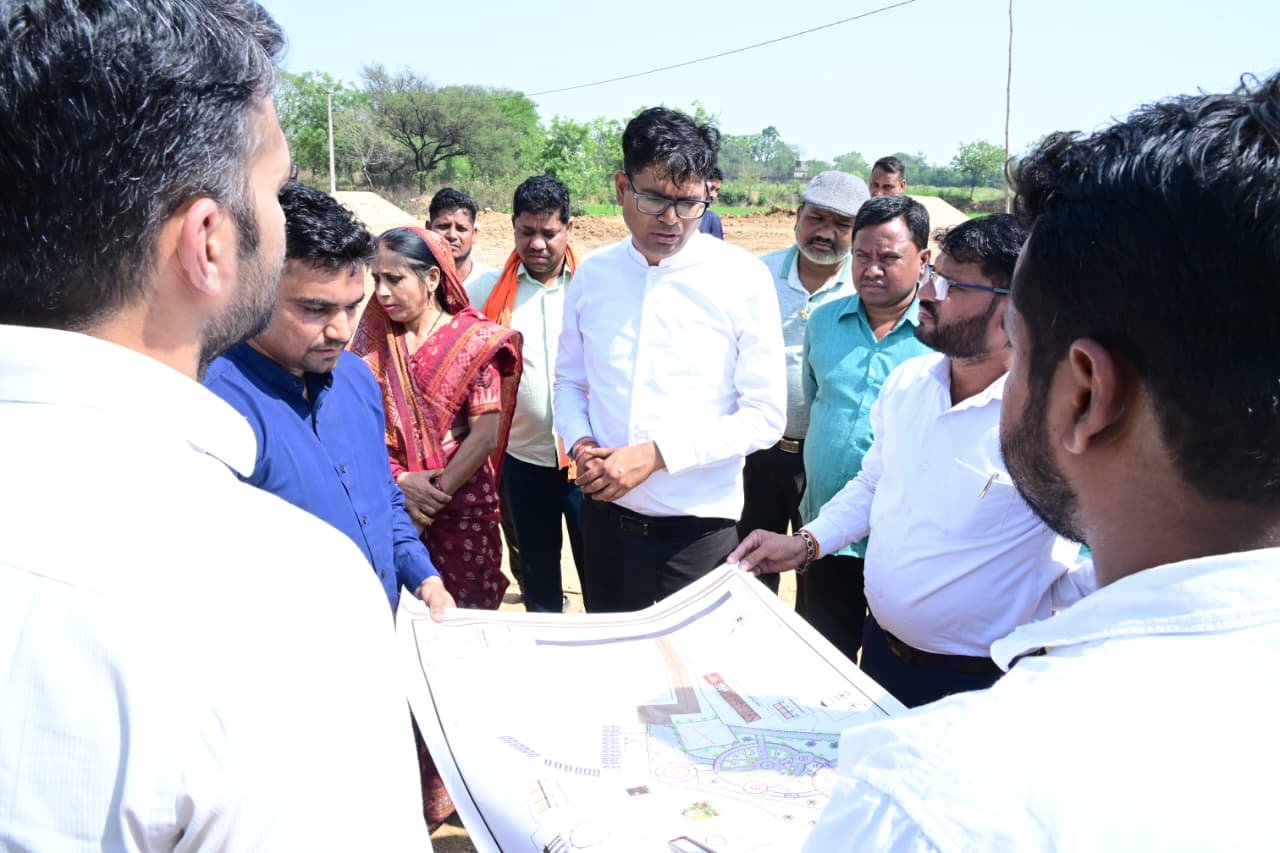 
वित्त मंत्री ने पुसौर में लाइब्रेरी, पुष्पवाटिका एवं तालाब सौंदर्यीकरण कार्यों का किया निरीक्षण