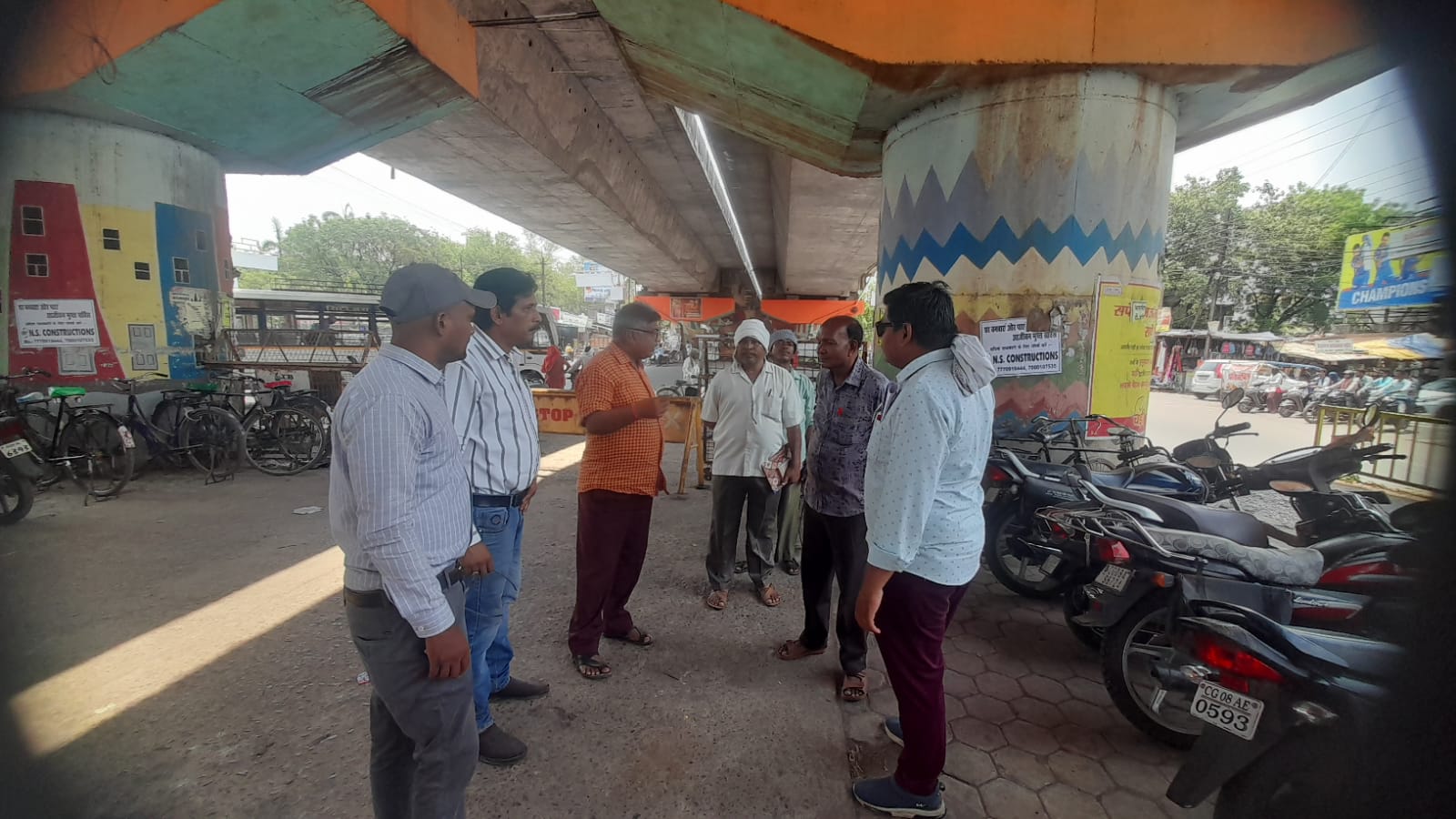 फ्लाई ओव्हर के नीचे महावीर चौक से गुरूद्वारा चौक तक सुचारू पार्किंग के लिये आयुक्त ने कर्मचारियों को सौपा दायित्व 