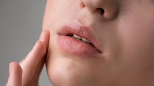 सर्दियों में इस तरह करें होंठों की देखभाल,बनाएं होममेड लिप बाम