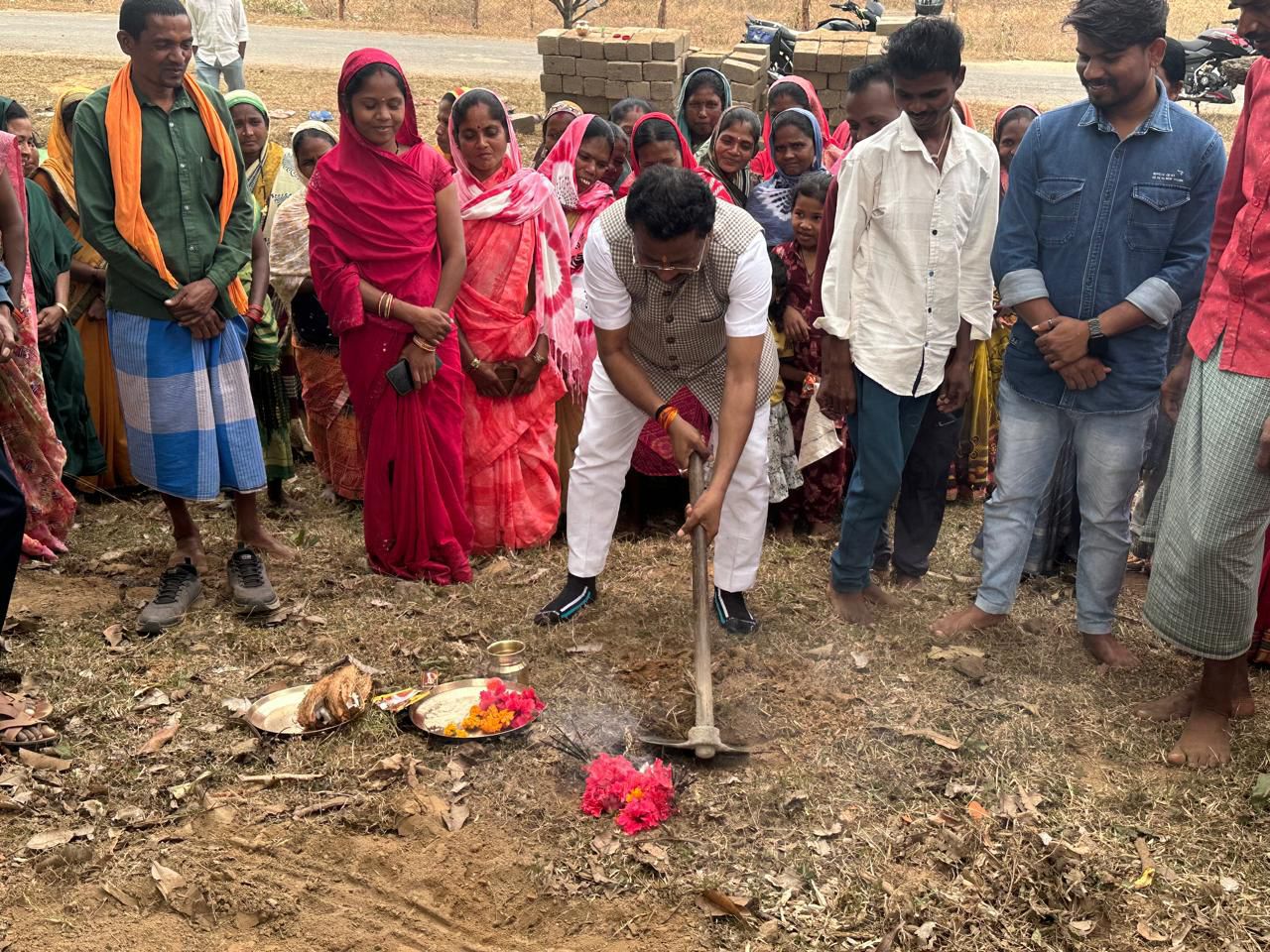 विधायक चैतराम अटामी ने ग्राम चंदेनार में ₹7 लाख की लागत से सामुदायिक भवन के निर्माण का किया भूमिपूजन