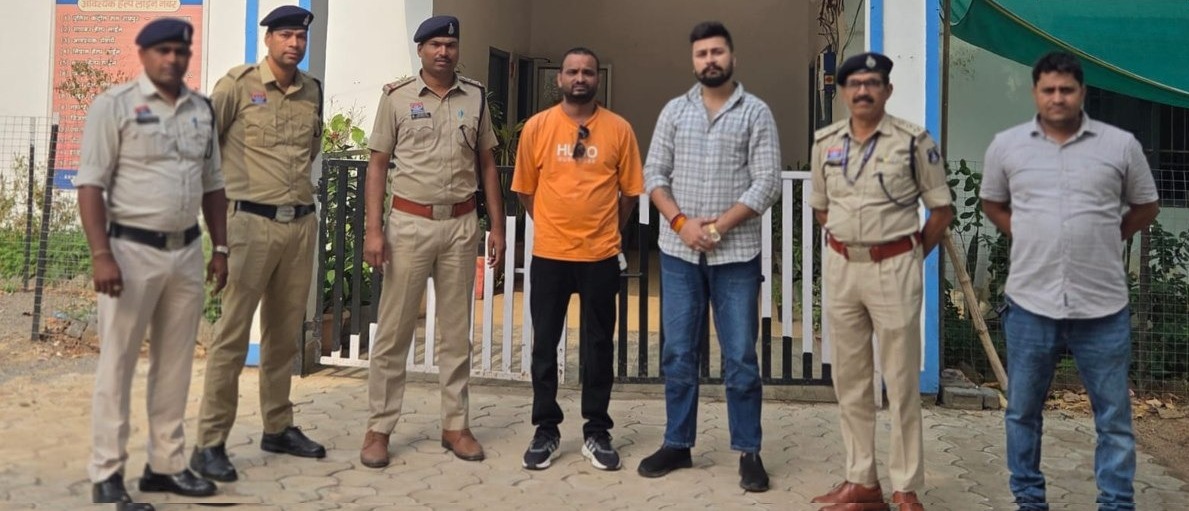 सतनामी समाज के पूर्व सरपंच से मारपीट मामले में दो आरोपी एयरपोर्ट से गिरफ्तार