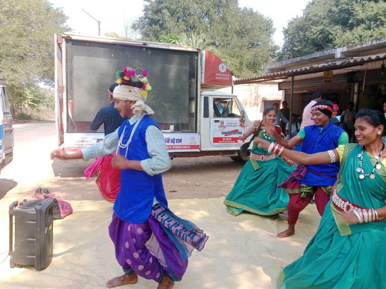 एलईडी वेन व कला जत्था ने ग्राम परचेली एवं बेंगलुरू में दिया योजनाओं की जानकारी