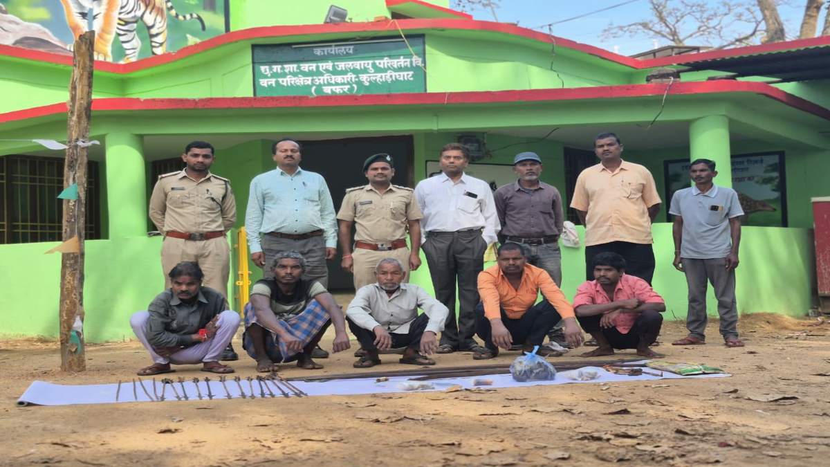गरियाबंद में बड़ी कार्रवाई: दीवार में छुपाकर रखा हाथी दांत, 3 तस्कर गिरफ्तार