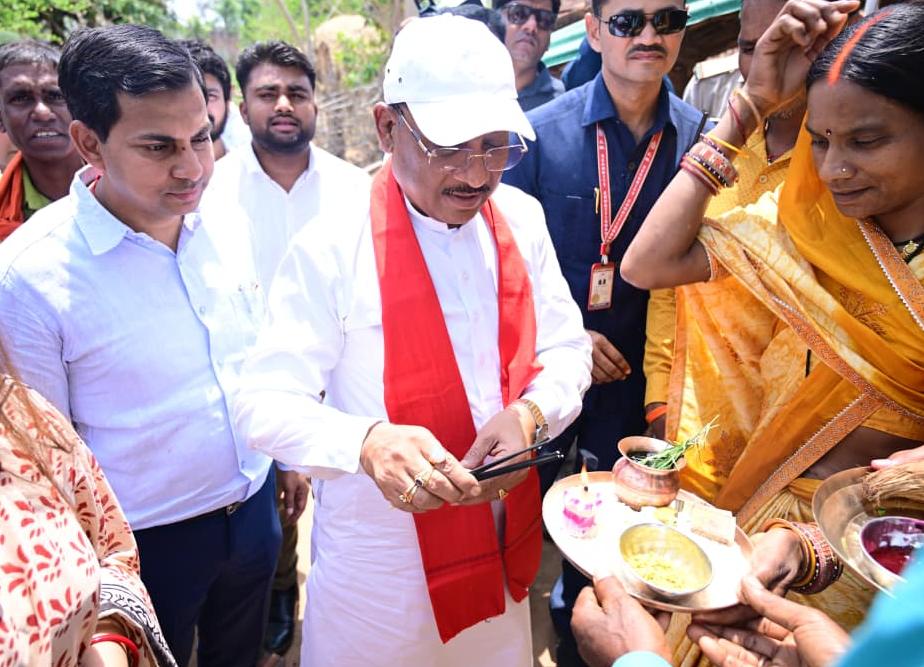 एक ग्रामीण का न्योता, मुख्यमंत्री का अपनापन - प्रधानमंत्री आवास से साकार हुआ सपना, मुख्यमंत्री ने कराया गृह प्रवेश