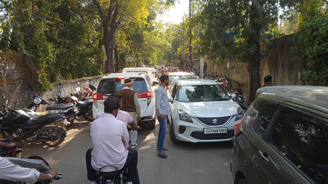 हाईटेक मल्टी लेवल कार पार्किंग की अनदेखी,नो-पार्किंग और गलियों में खड़ी हो रहीं गाड़ियां
