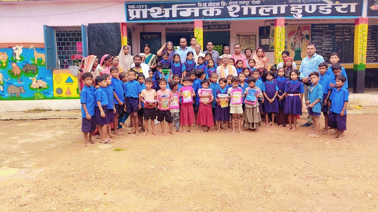 डुंडेरा स्कूल में प्रवेश उत्सव के दौरान कराया न्योता भोज 