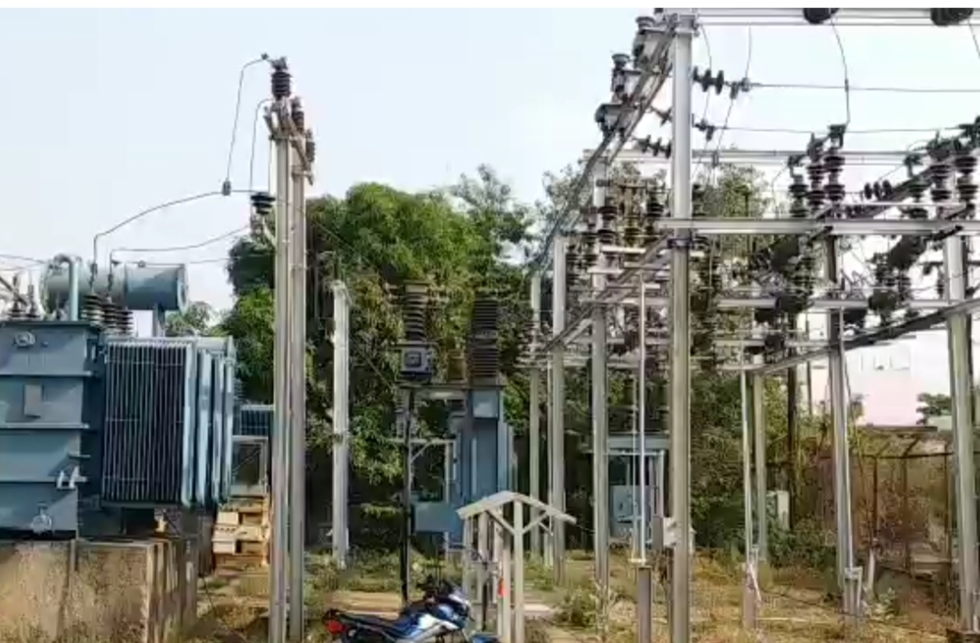 पहली बारिश ने खोली बिजली व्यवस्था की पोल: छुरा-रसेला,गरियाबंद के सैकड़ों गांव अंधेरे में, पेयजल आपूर्ति भी प्रभावित