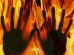 पत्नी बनी अपने ही पति की जान की दुश्मन, पेट्रोल डालकर जिंदा जलाया 