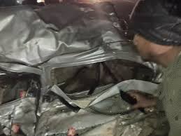 कोंडागांव में ट्रक-कार की आमने-सामने टक्कर,प्लास्टिक की बोतल की तरह चिपकी कार, डॉक्टर की मौत