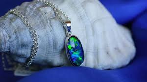 नीलम पहनते ही चमक जाती है इन 4 राशियों की किस्मत