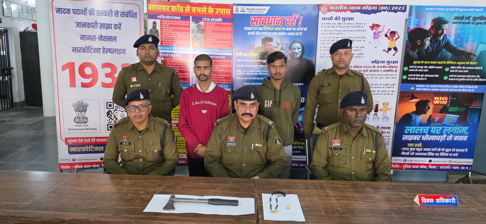 हत्या का प्रयास कर महिला के साथ लूटपाट करने वाले एक नाबालिक सहित तीन आरोपी चढ़े पुलिस के हत्थे