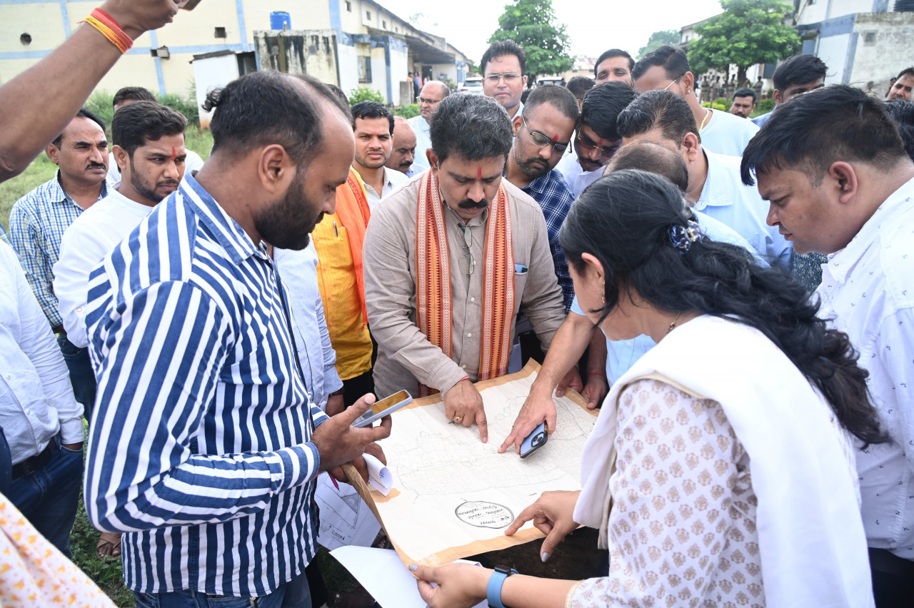  उपमुख्यमंत्री शर्मा ने कबीरधाम में प्रस्तावित मेडिकल कालेज के स्थल और भवन निर्माण के ड्राइंग-डिजाइन का किया अवलोकन